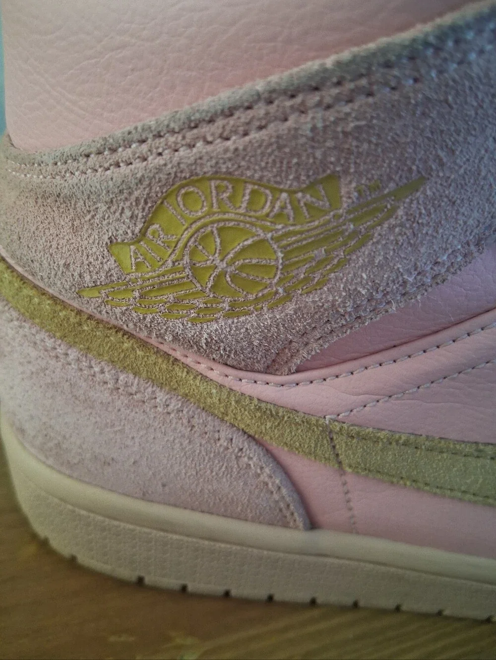 Air Jordan 1 Mid Coral Gold Men Size US 10, EUR 44, UK 9